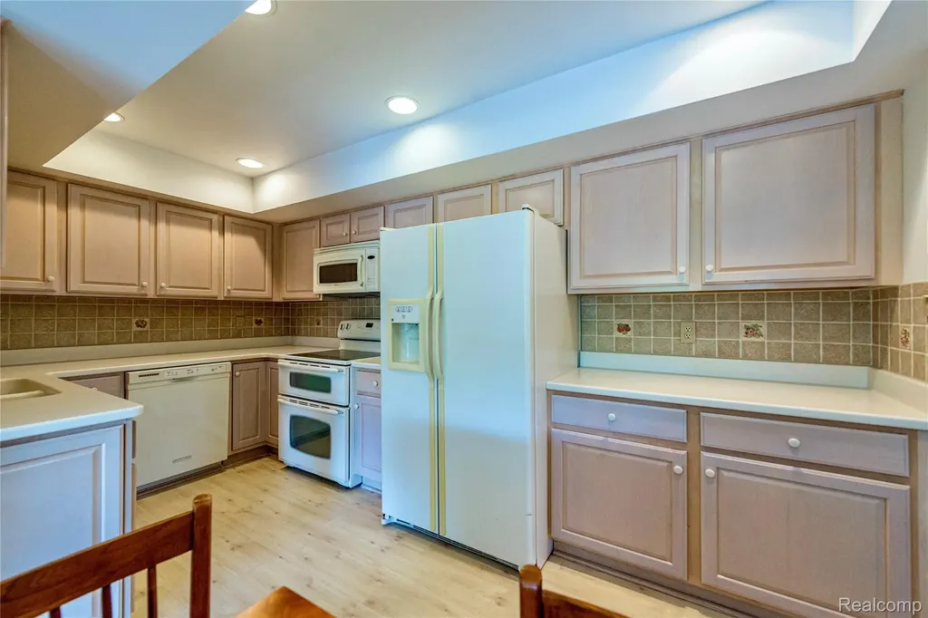 19710 W 13 Mile Road Beverly Hills Village MI 48025