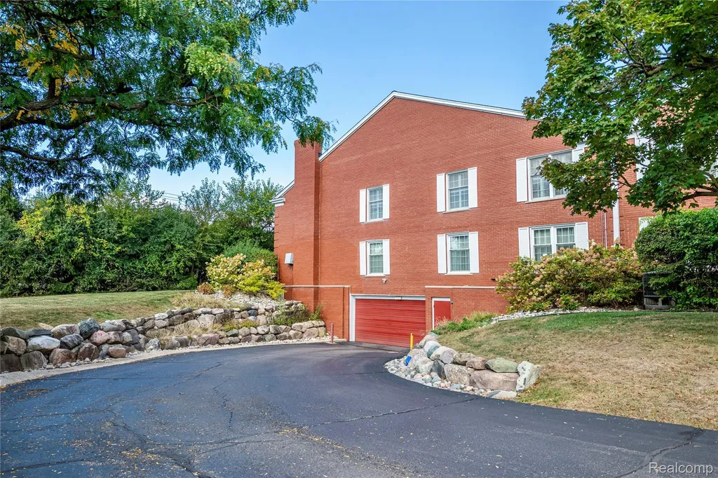 19710 W 13 Mile Road Beverly Hills Village MI 48025