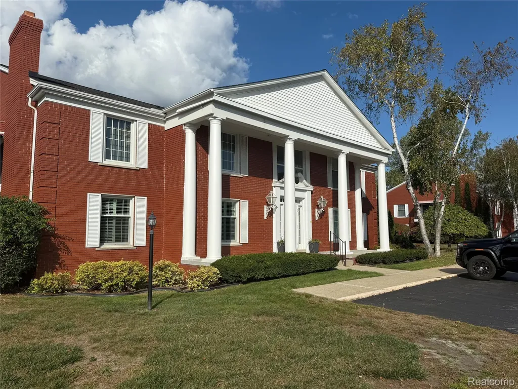 19710 W 13 Mile Road Beverly Hills Village MI 48025