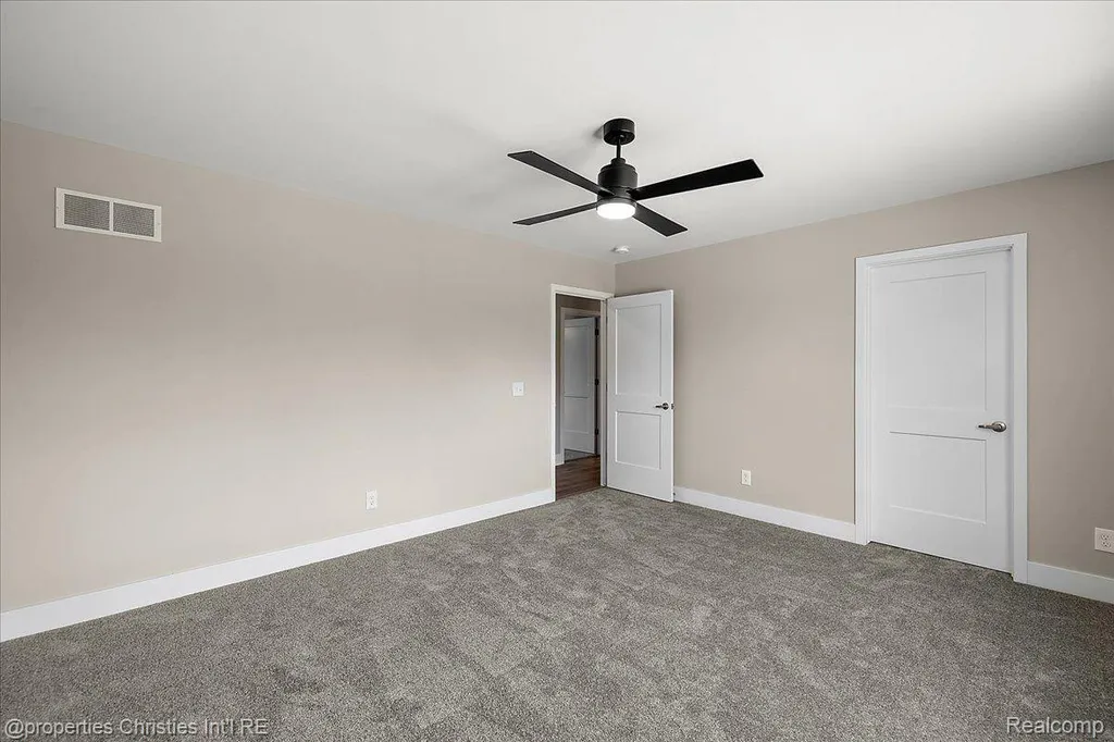 577 W Lake Street South Lyon City MI 48178