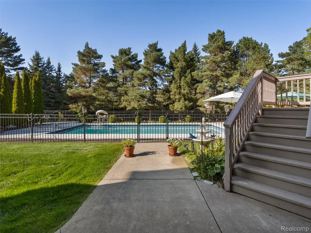 5724 Murfield Drive Rochester City MI 48306
