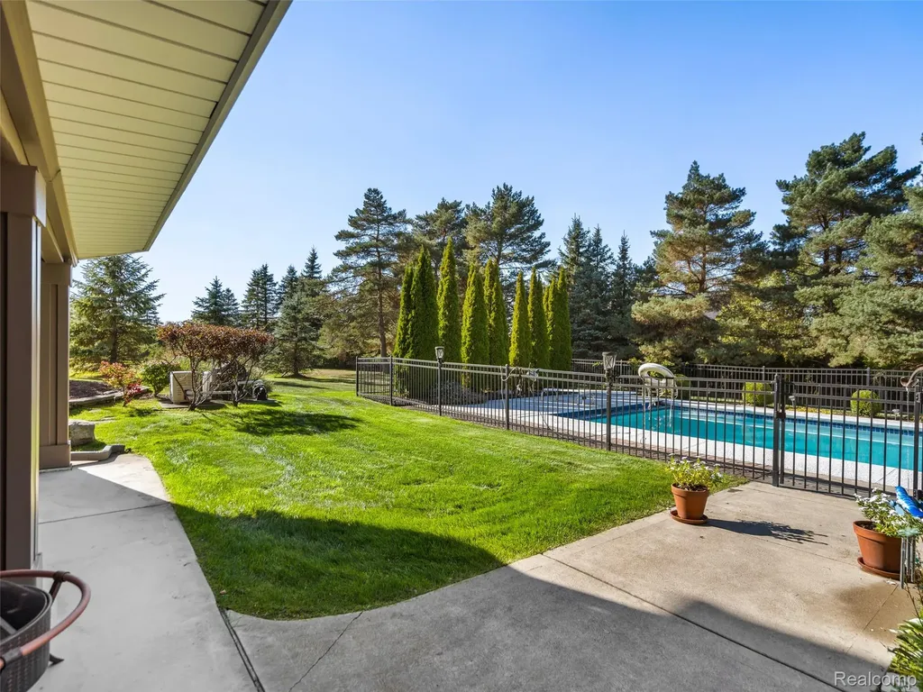 5724 Murfield Drive Rochester City MI 48306