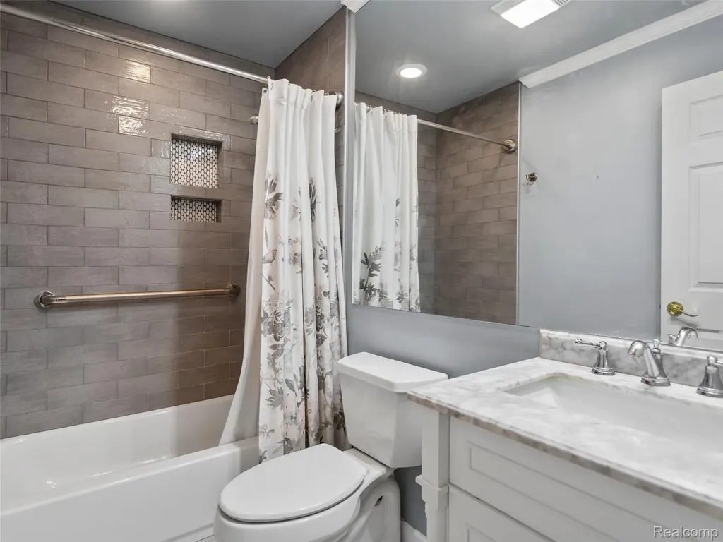 5724 Murfield Drive Rochester City MI 48306