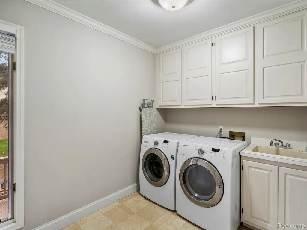 5724 Murfield Drive Rochester City MI 48306