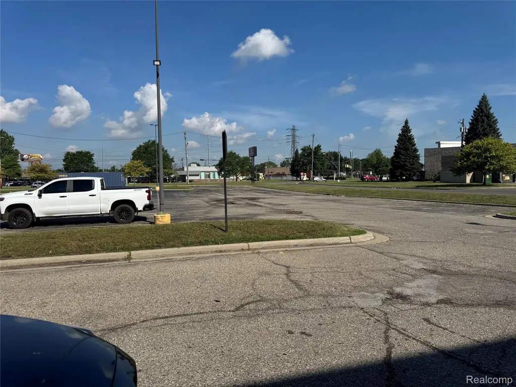 20570 Kelly Road Harper Woods City MI 48225