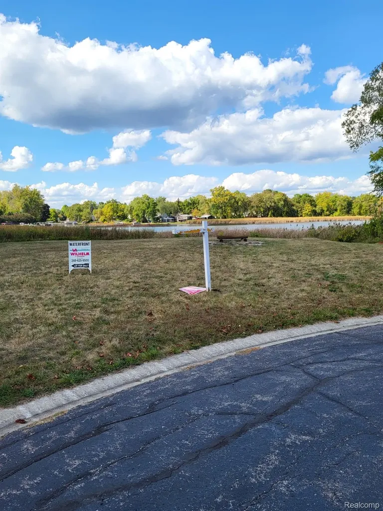 Vac Newport Way Drive Waterford Charter Township MI 48329