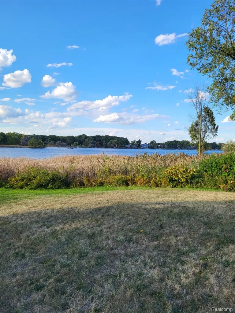 Vac Newport Way Drive Waterford Charter Township MI 48329