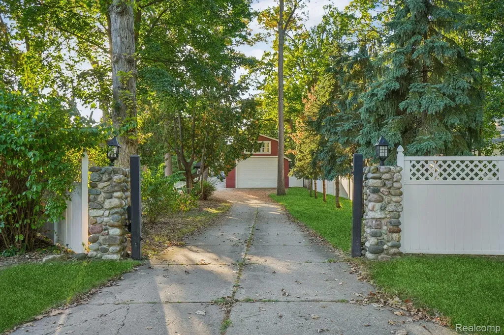 4123 Windiate Park Drive Waterford Charter Township MI 48329