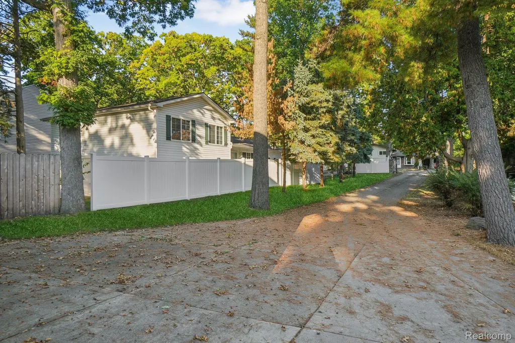 4123 Windiate Park Drive Waterford Charter Township MI 48329