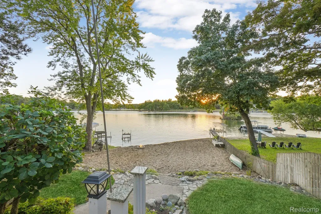 4123 Windiate Park Drive Waterford Charter Township MI 48329
