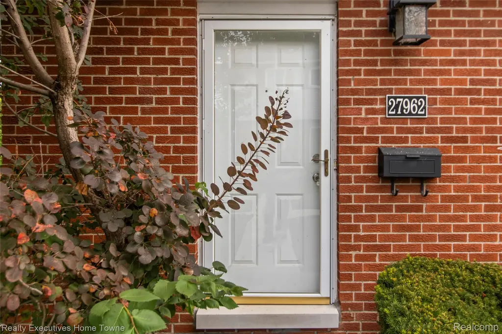 27962 Eastwick Square Roseville City MI 48066