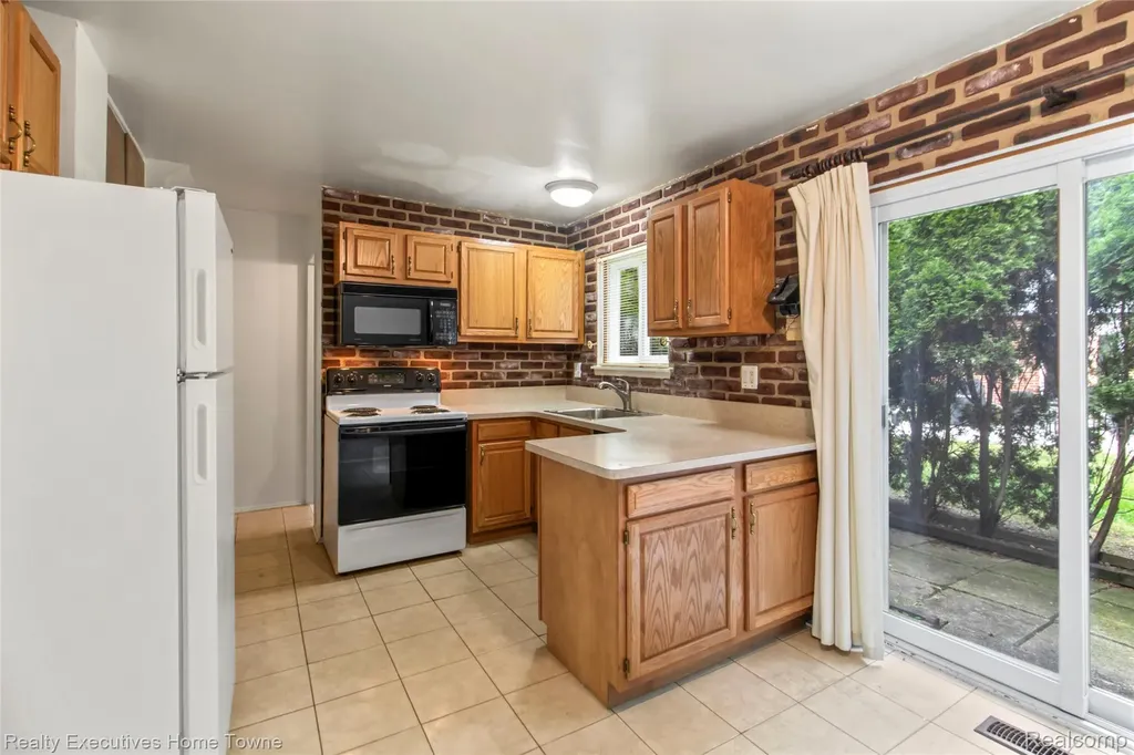 27962 Eastwick Square Roseville City MI 48066