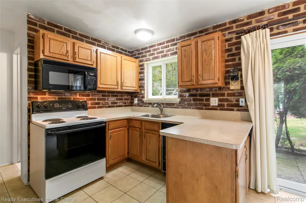 27962 Eastwick Square Roseville City MI 48066