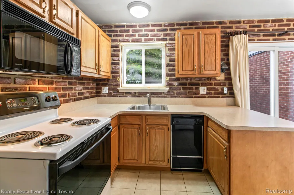 27962 Eastwick Square Roseville City MI 48066