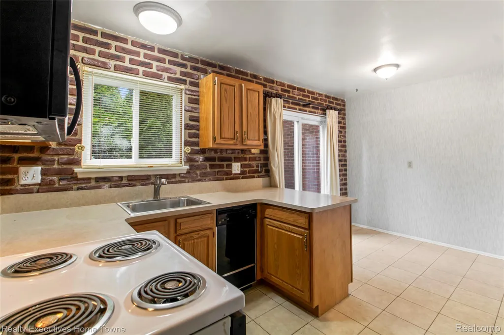27962 Eastwick Square Roseville City MI 48066