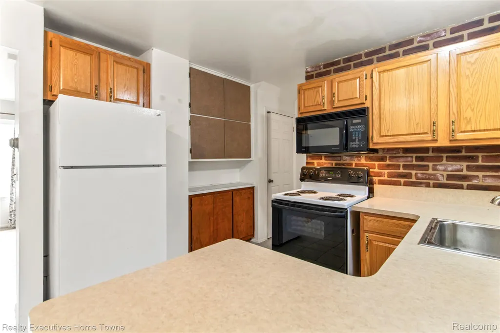 27962 Eastwick Square Roseville City MI 48066