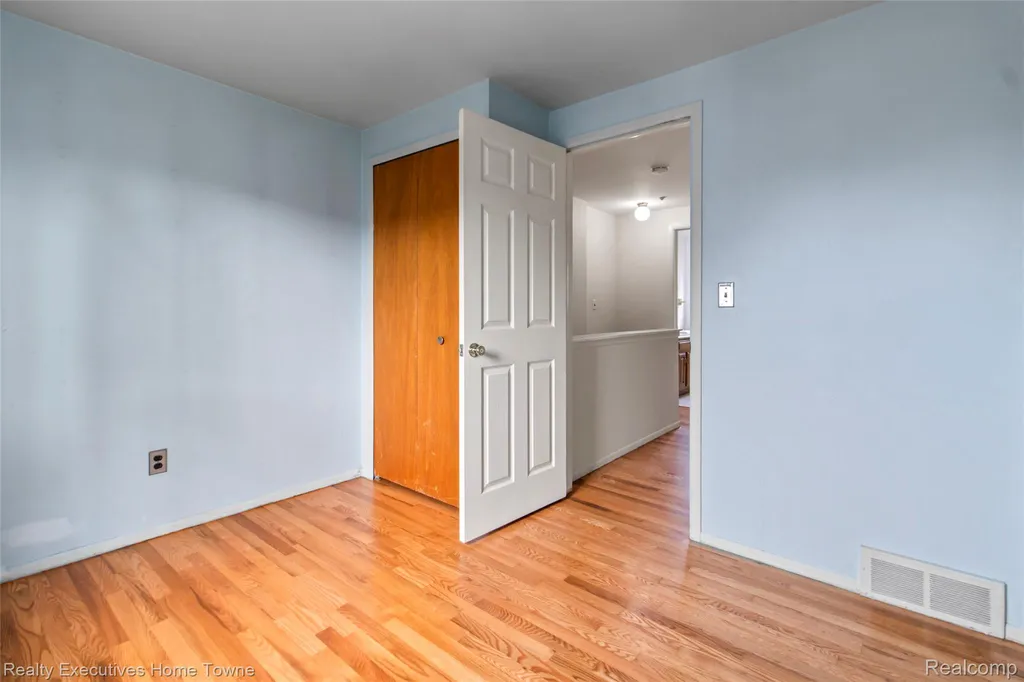 27962 Eastwick Square Roseville City MI 48066