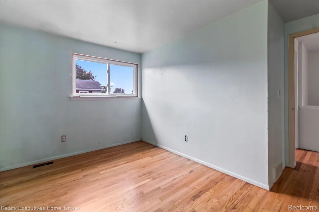 27962 Eastwick Square Roseville City MI 48066