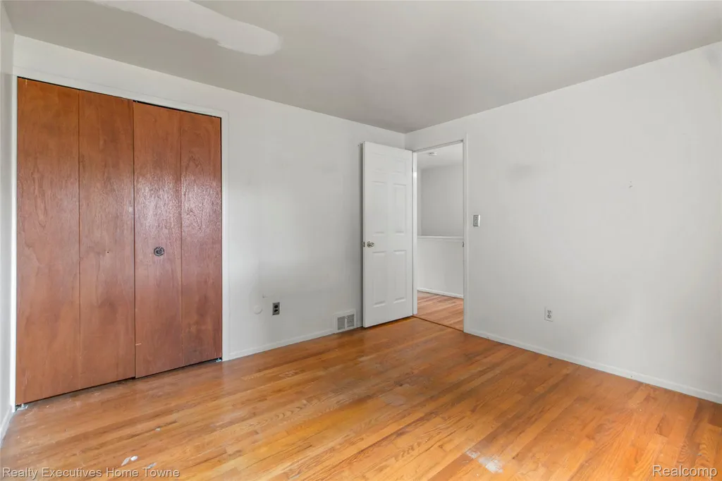 27962 Eastwick Square Roseville City MI 48066