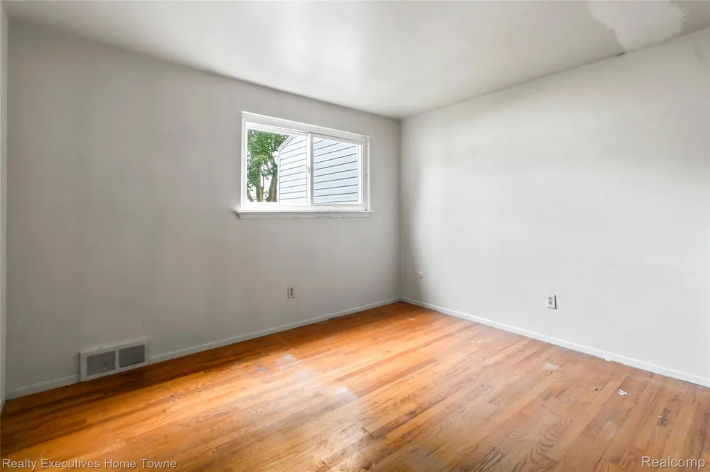 27962 Eastwick Square Roseville City MI 48066