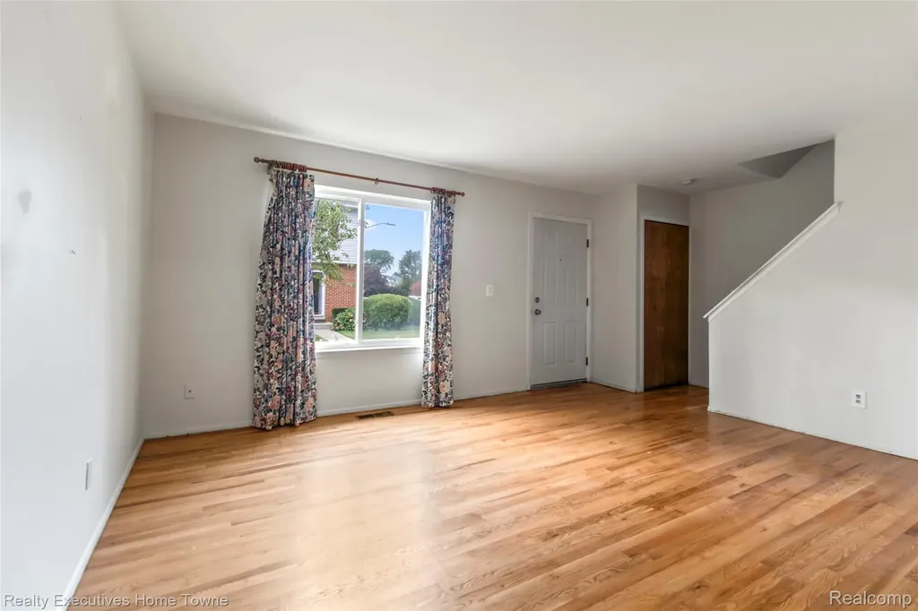 27962 Eastwick Square Roseville City MI 48066