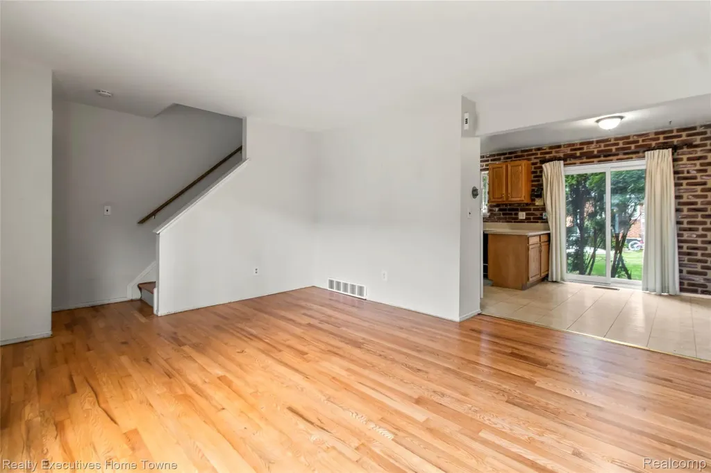 27962 Eastwick Square Roseville City MI 48066