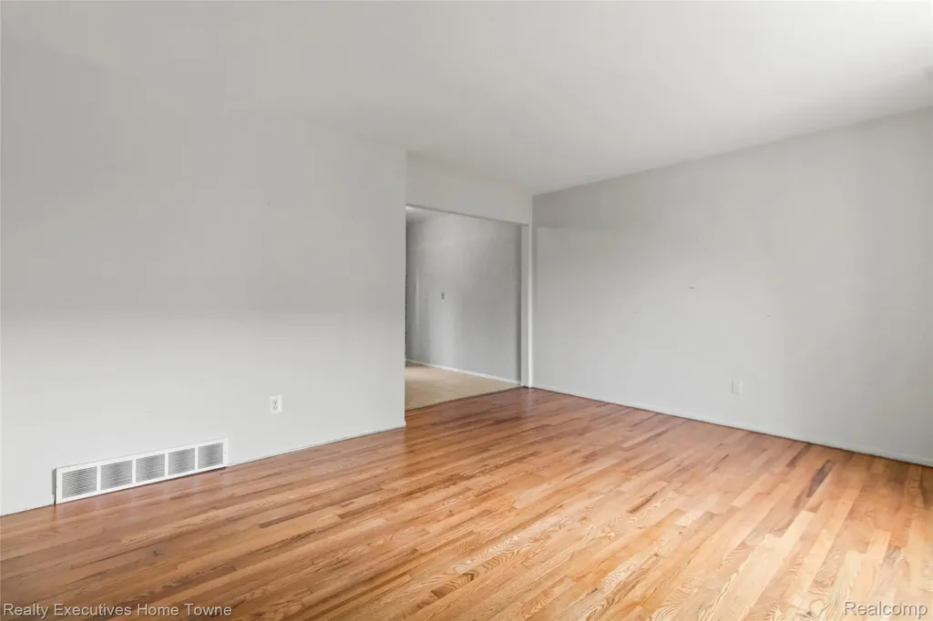 27962 Eastwick Square Roseville City MI 48066