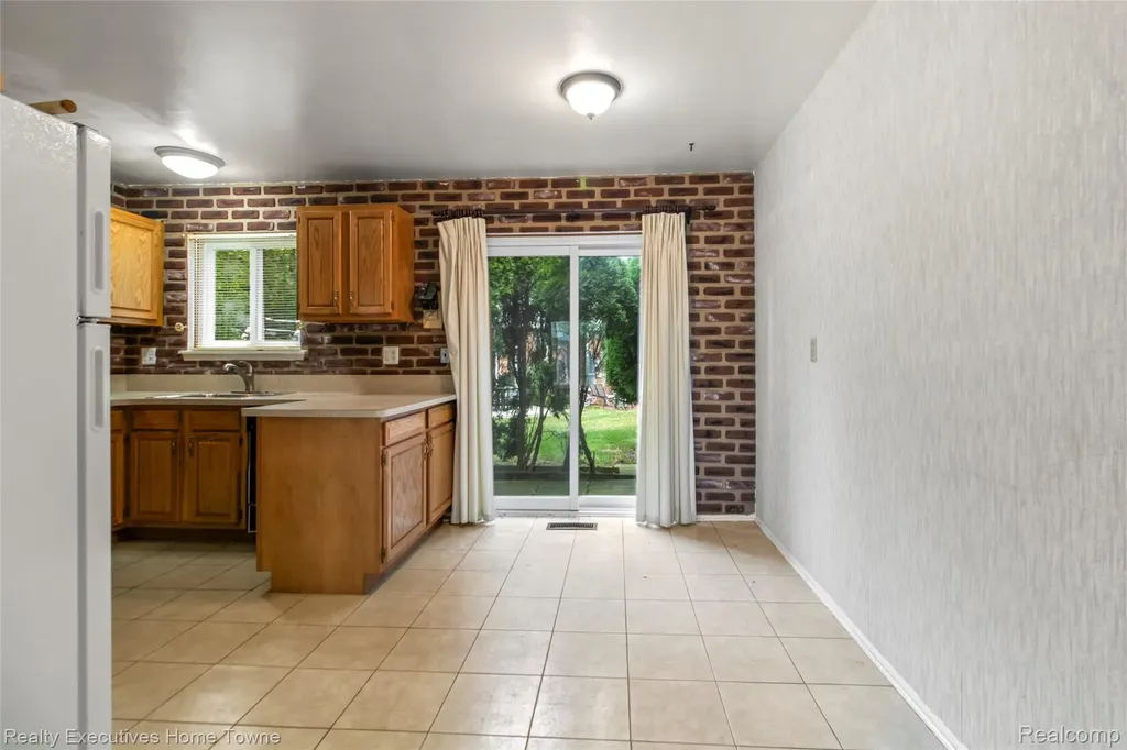 27962 Eastwick Square Roseville City MI 48066