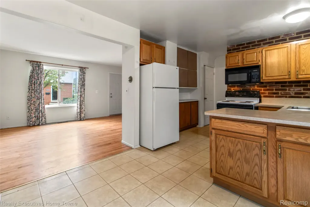 27962 Eastwick Square Roseville City MI 48066