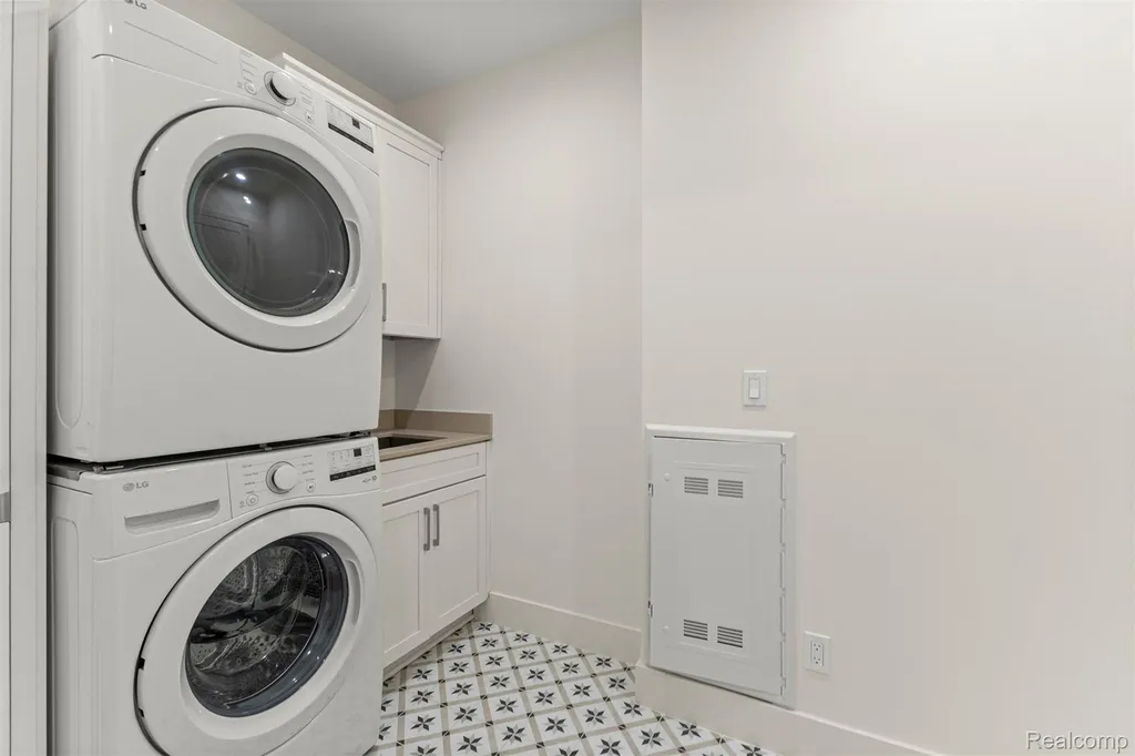 156 N Center Unit 303 Northville City MI 48167