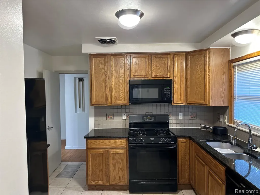 2216 Middlebelt Road West Bloomfield Charter Township MI 48324