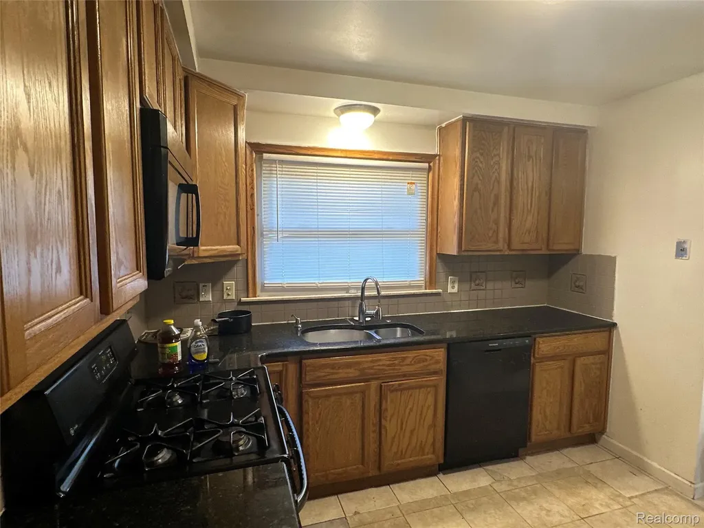 2216 Middlebelt Road West Bloomfield Charter Township MI 48324