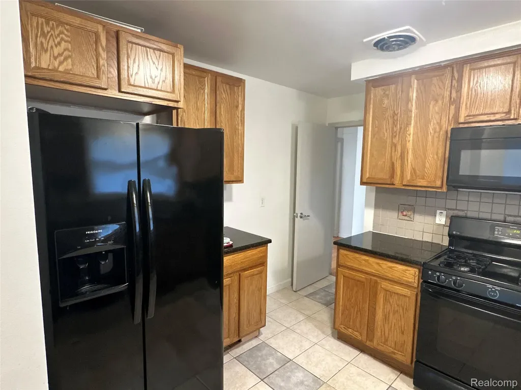 2216 Middlebelt Road West Bloomfield Charter Township MI 48324