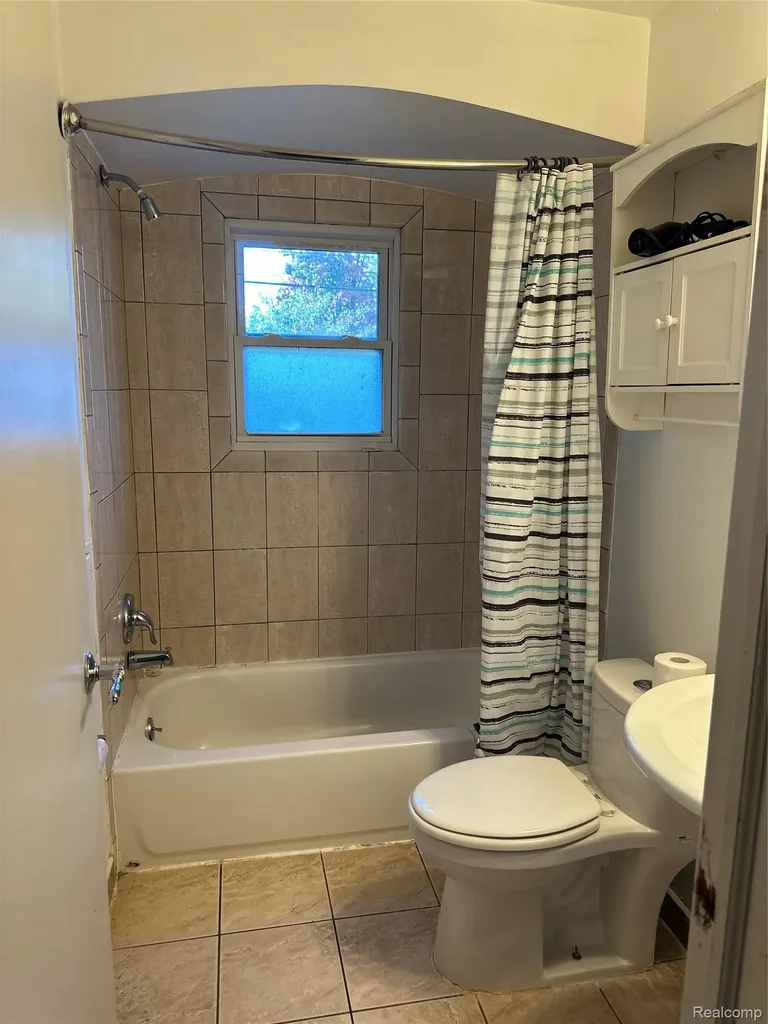 2216 Middlebelt Road West Bloomfield Charter Township MI 48324
