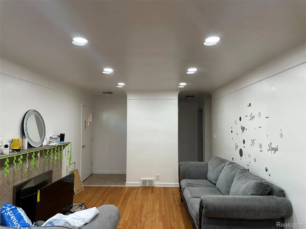 2216 Middlebelt Road West Bloomfield Charter Township MI 48324