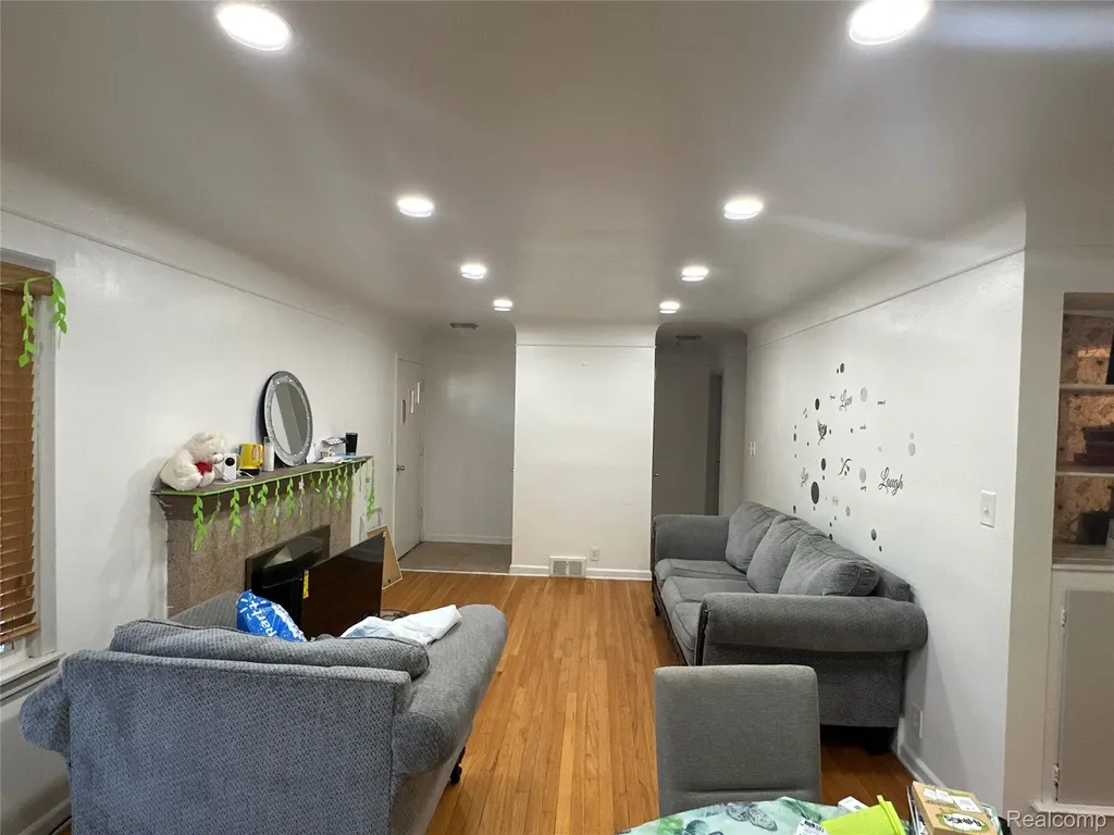 2216 Middlebelt Road West Bloomfield Charter Township MI 48324