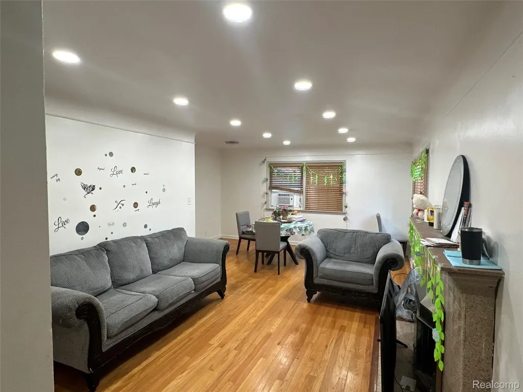 2216 Middlebelt Road West Bloomfield Charter Township MI 48324
