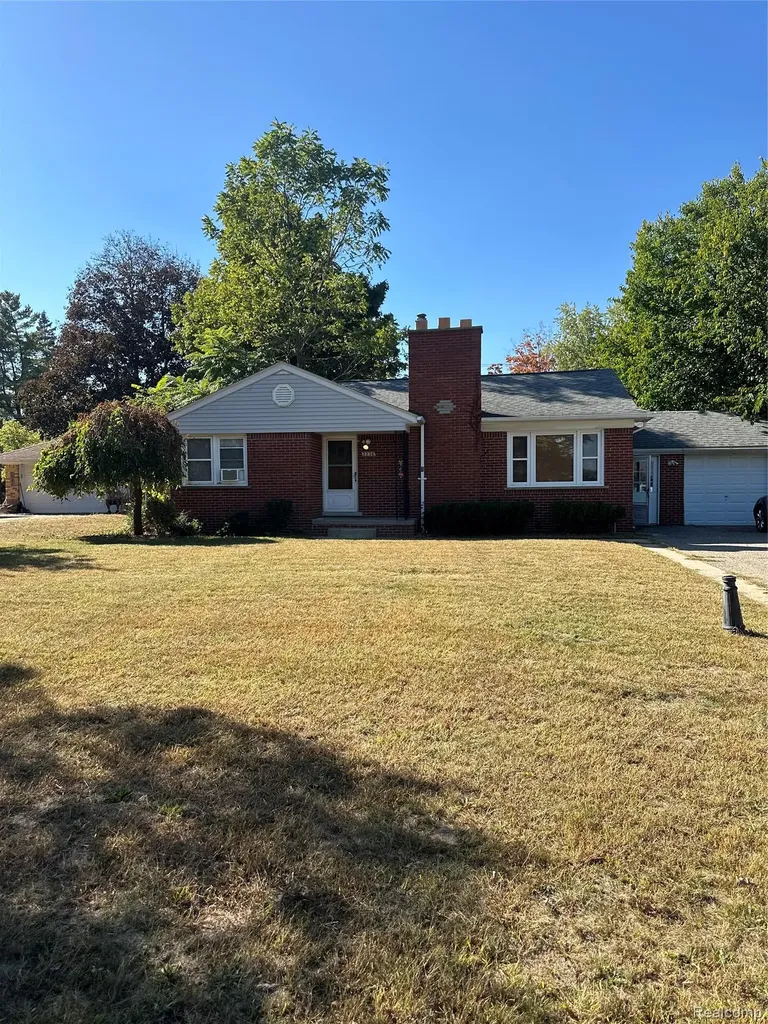 2216 Middlebelt Road West Bloomfield Charter Township MI 48324