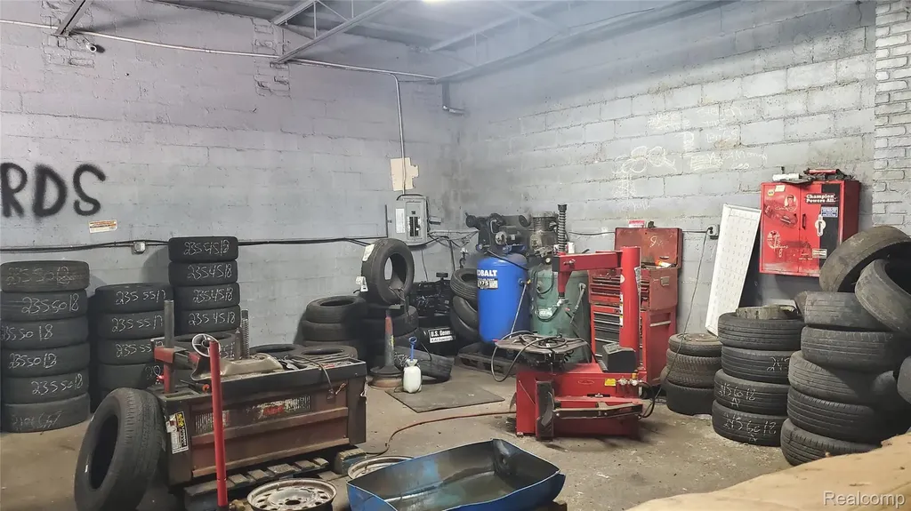 2933 W Davison Avenue W Detroit City MI 48238