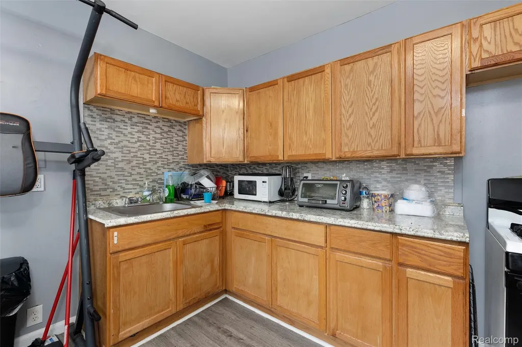 7212 Hudson Avenue Warren City MI 48091