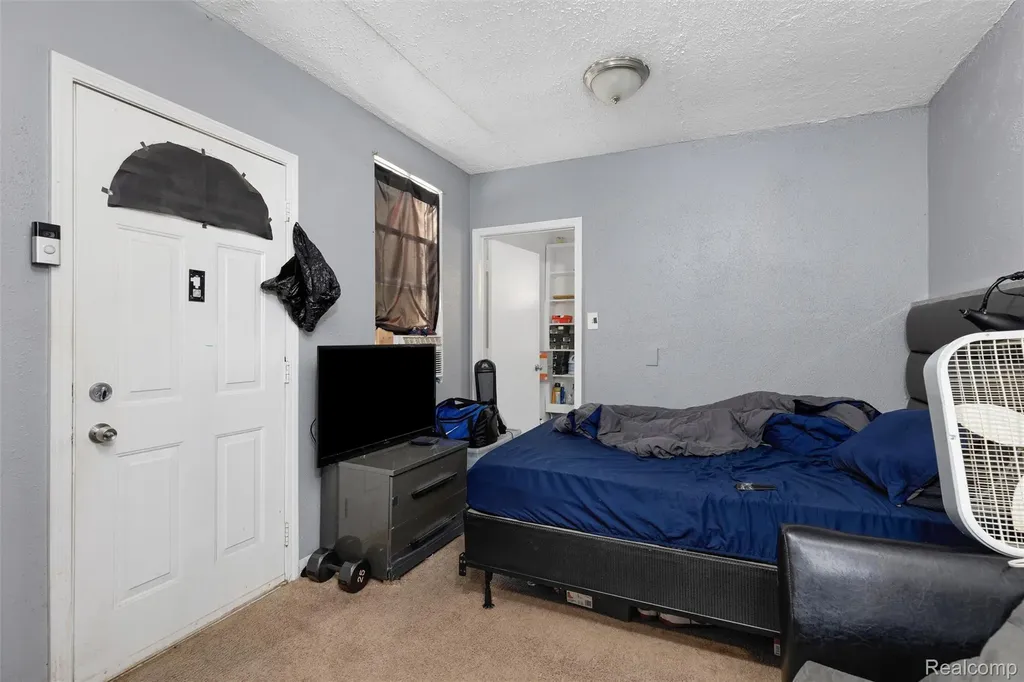 7212 Hudson Avenue Warren City MI 48091