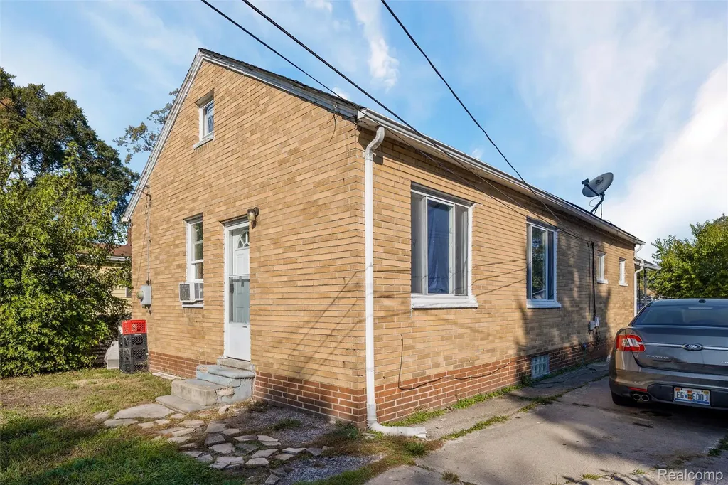7212 Hudson Avenue Warren City MI 48091