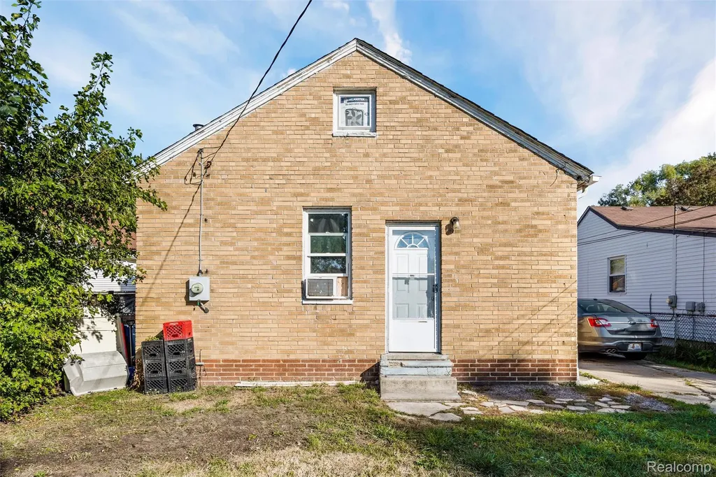 7212 Hudson Avenue Warren City MI 48091