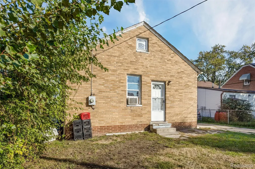 7212 Hudson Avenue Warren City MI 48091