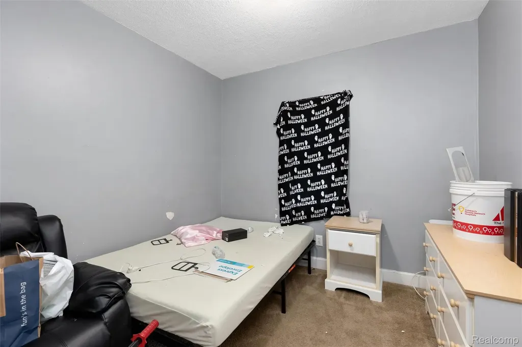 7212 Hudson Avenue Warren City MI 48091