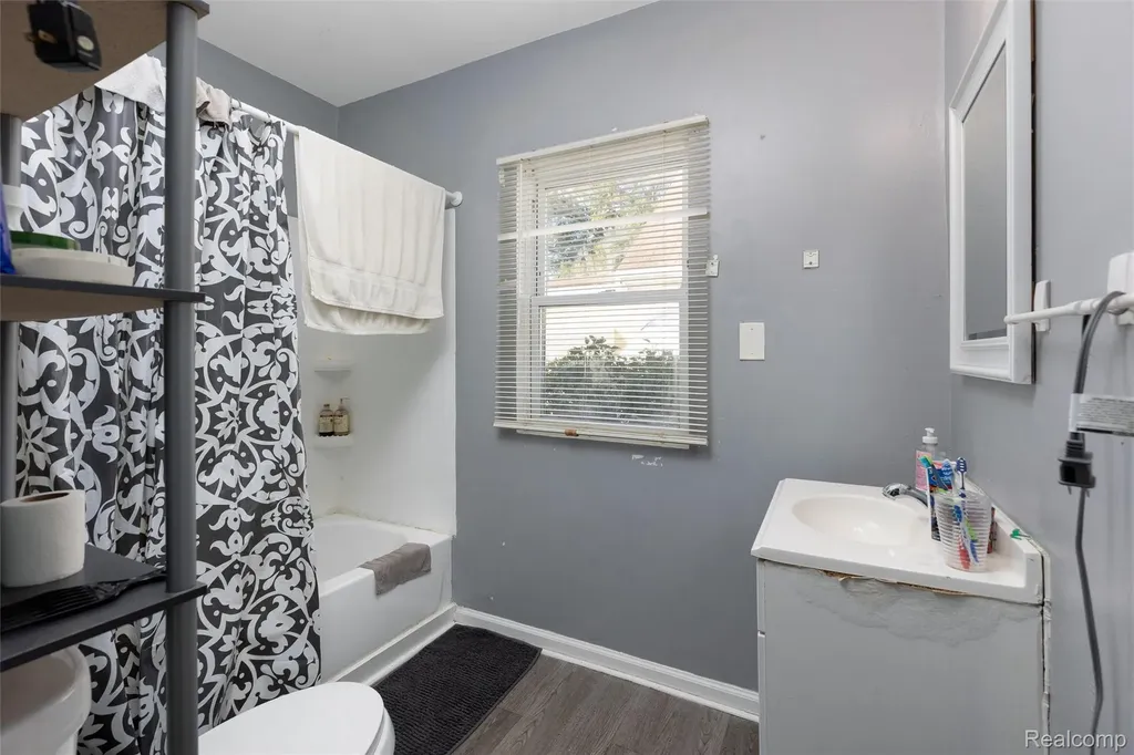 7212 Hudson Avenue Warren City MI 48091