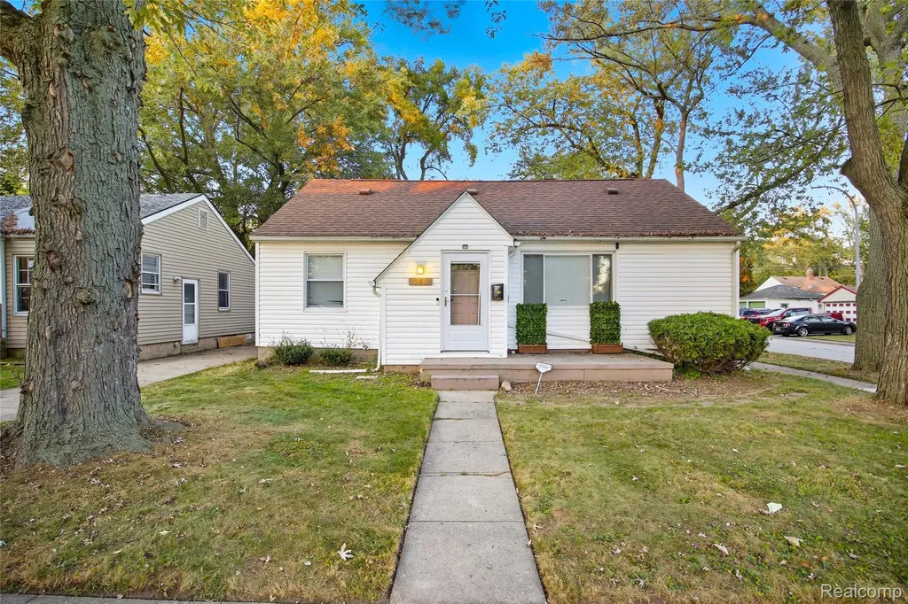 18811 Washtenaw Harper Woods City MI 48225