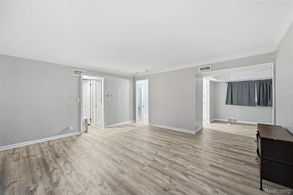18811 Washtenaw Harper Woods City MI 48225