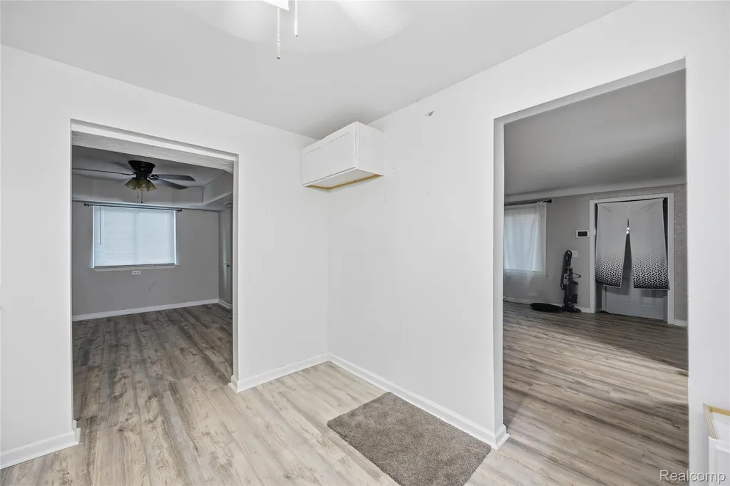 18811 Washtenaw Harper Woods City MI 48225