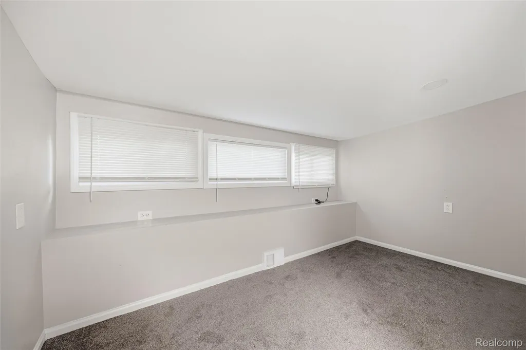 18811 Washtenaw Harper Woods City MI 48225